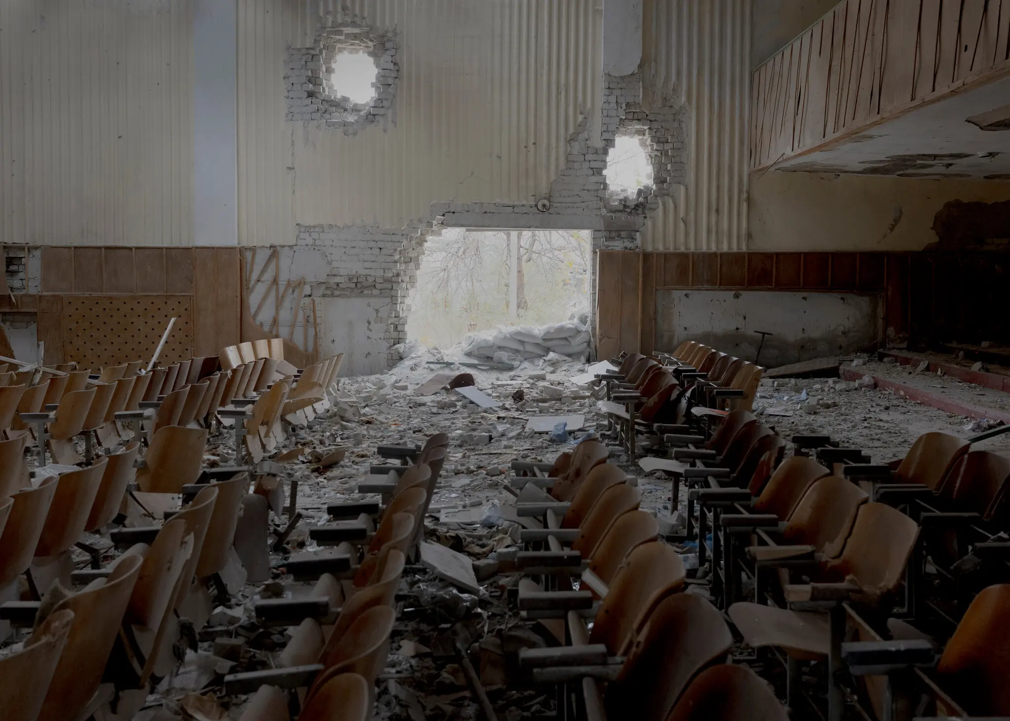 Громадський центр у селі Посад-Покровське, що на захід від Херсона, сильно постраждав унаслідок боїв